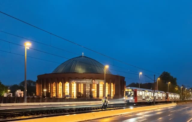 Düsseldorf International Airport Transfers (DUS) image 2