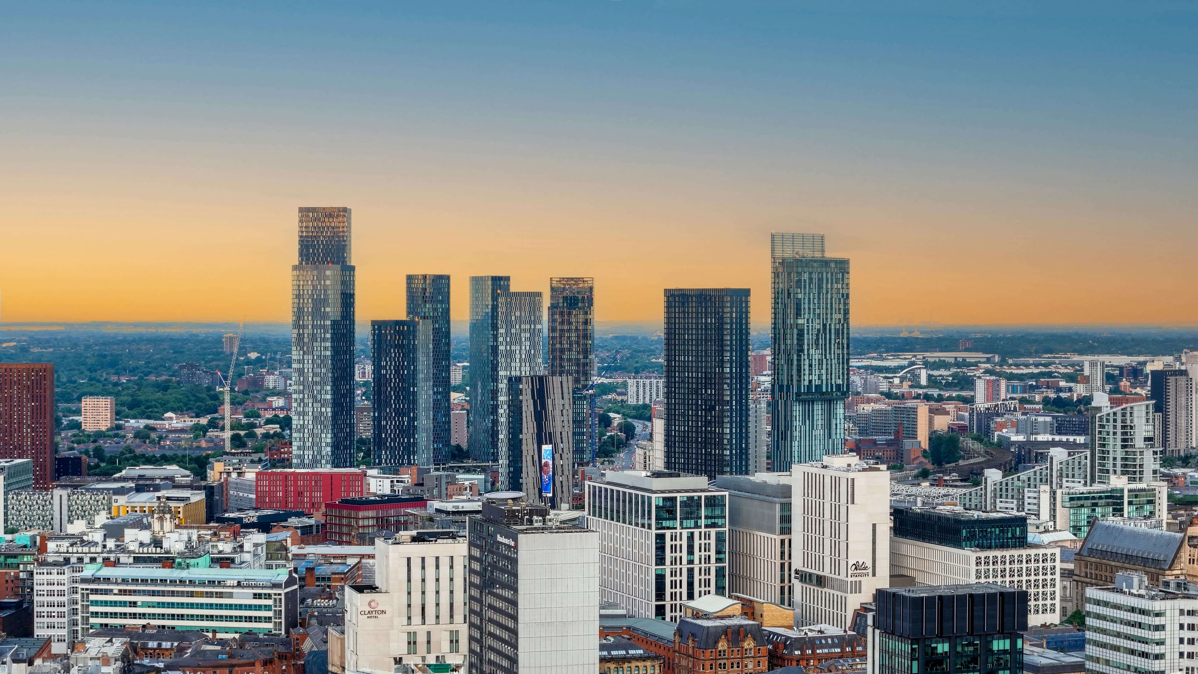 Vue panoramique de Manchester montrant l'architecture moderne et les canaux historiques
